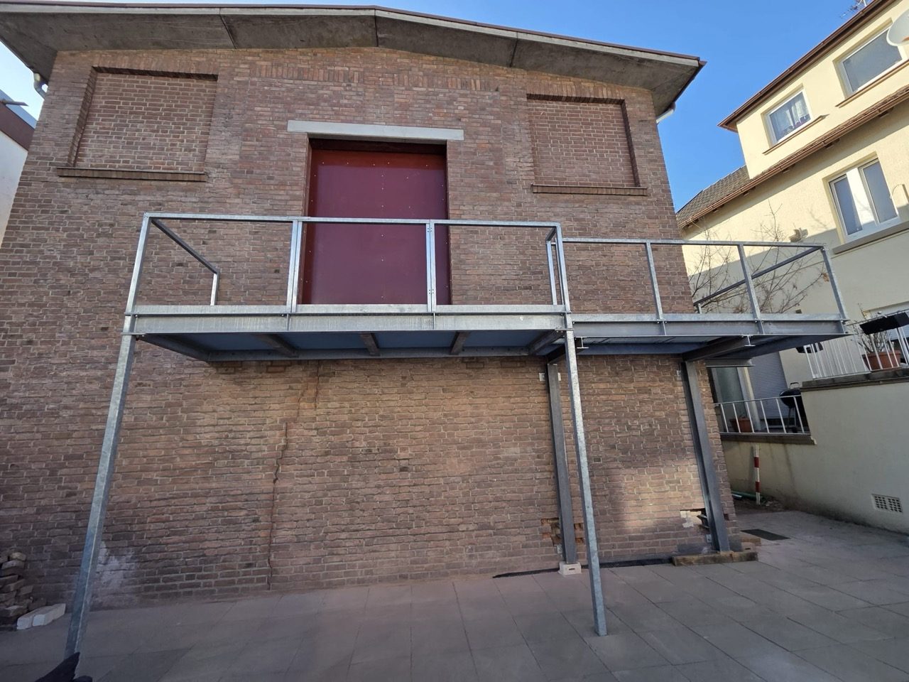 Stahlplattform und Geländer an einem Industriegebäude der Stadtwerke