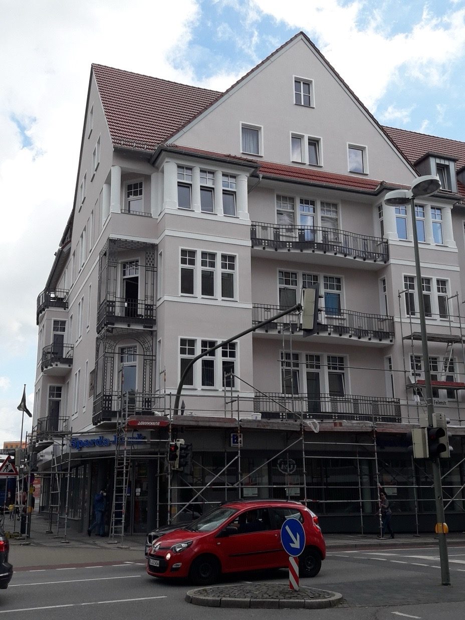 Sanierte Balkone an einer Mehrfamilienhaus-Fassade