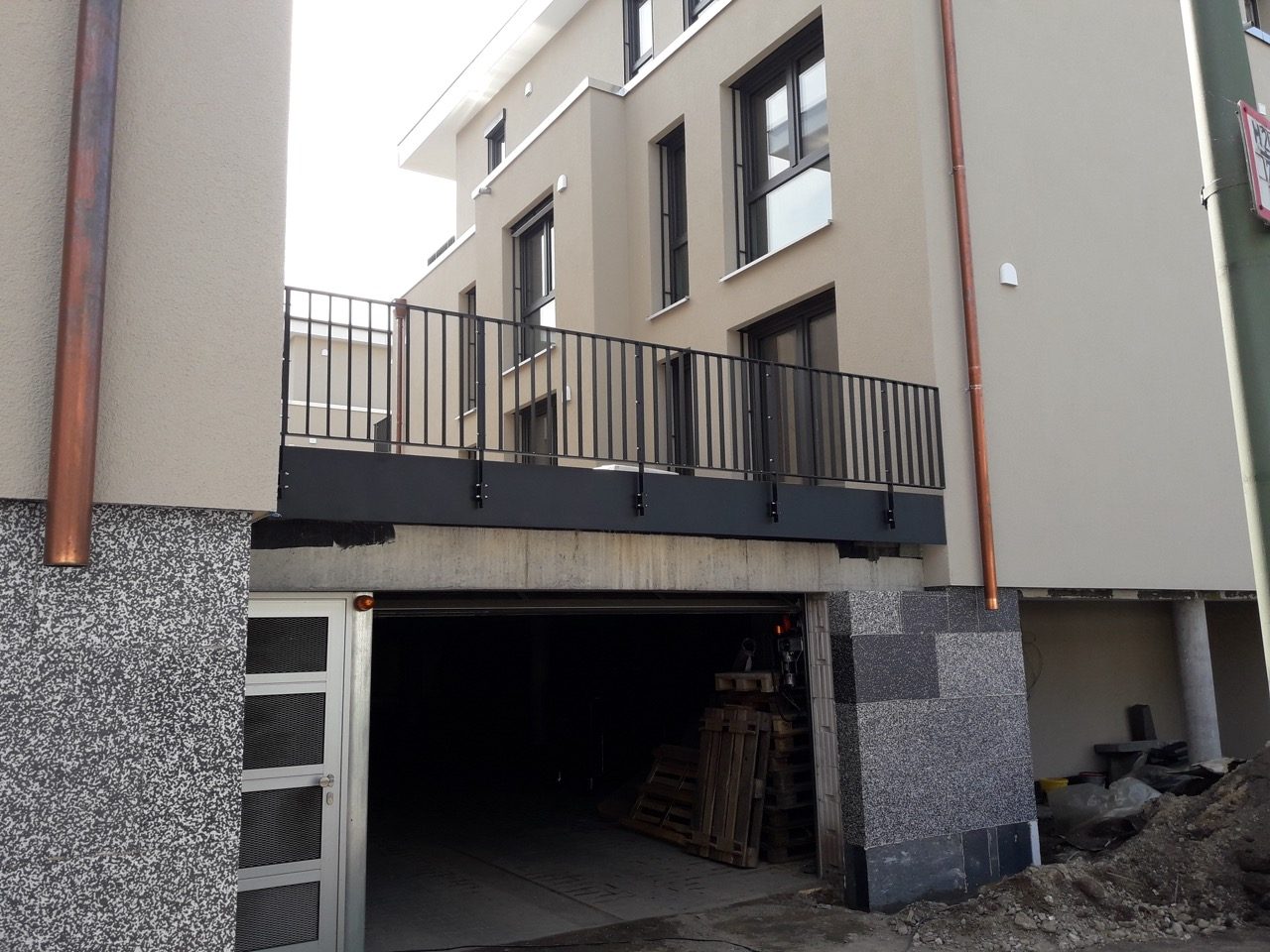 Balkongeländer mit Blende aus Metall