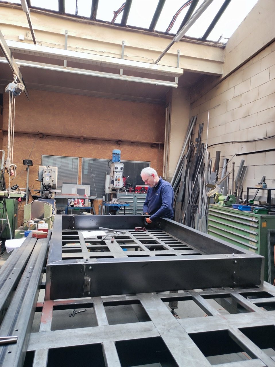 Fertigung eines Stahlgestells in der Werkstatt