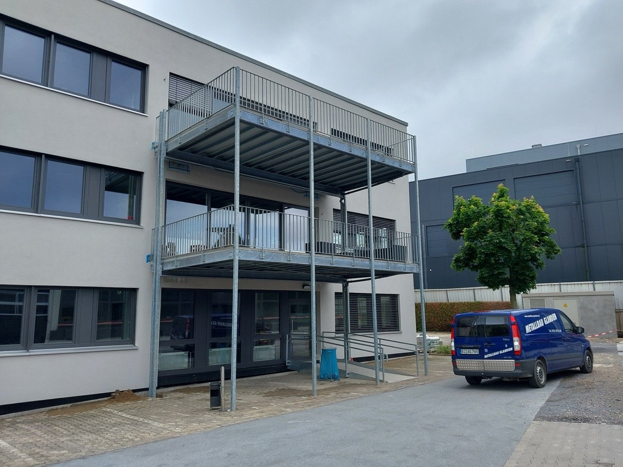 Balkonanlage mit Rampe aus Stahl – Referenzprojekt von Metallbau Glandien
