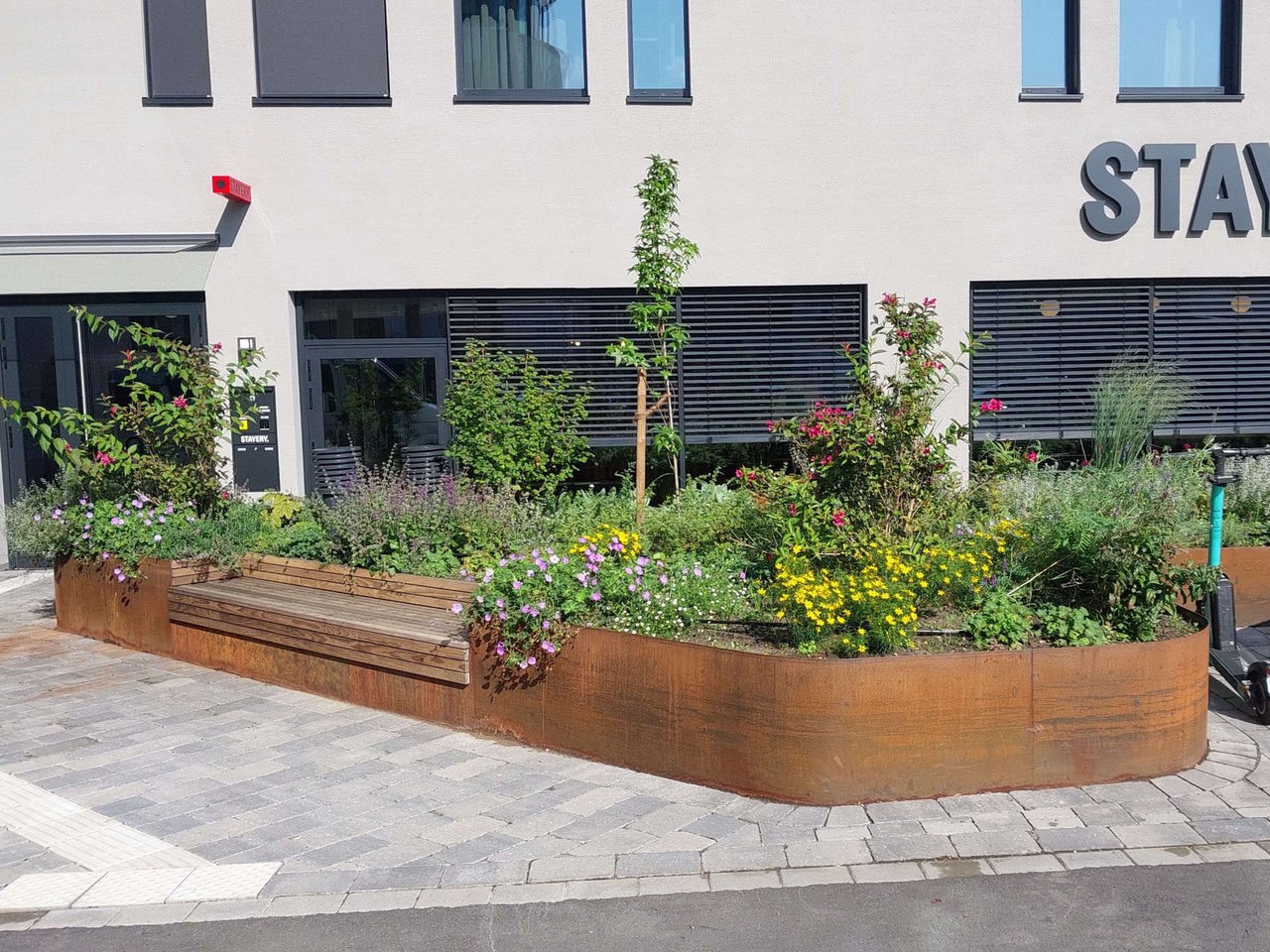 Hochbeet mit integrierter Sitzbank aus Cortenstahl, individuelle Metallarbeit
