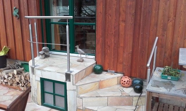 Eingangspodest mit Treppe und Edelstahl-Handlauf