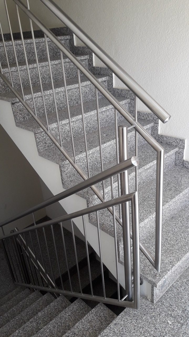 Treppengeländer aus Metall im Treppenhaus